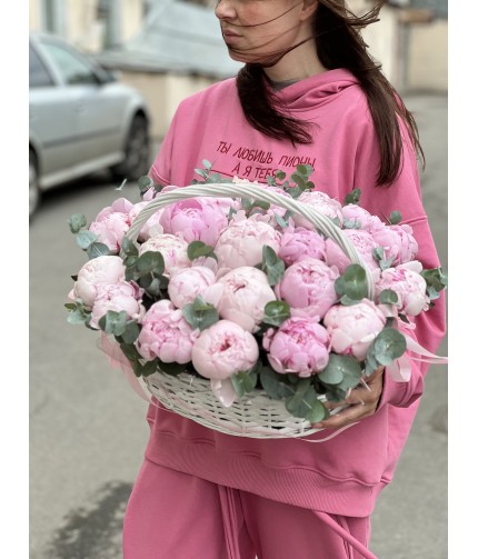 «Композиция в корзине №1» — 25 пионов