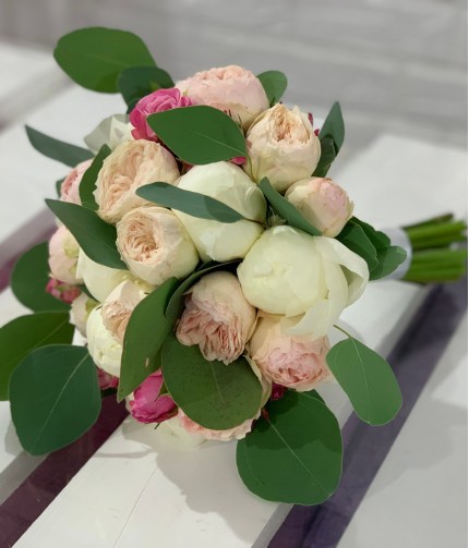 «Букет Невесты №10» — 7 пионов и 5 роз